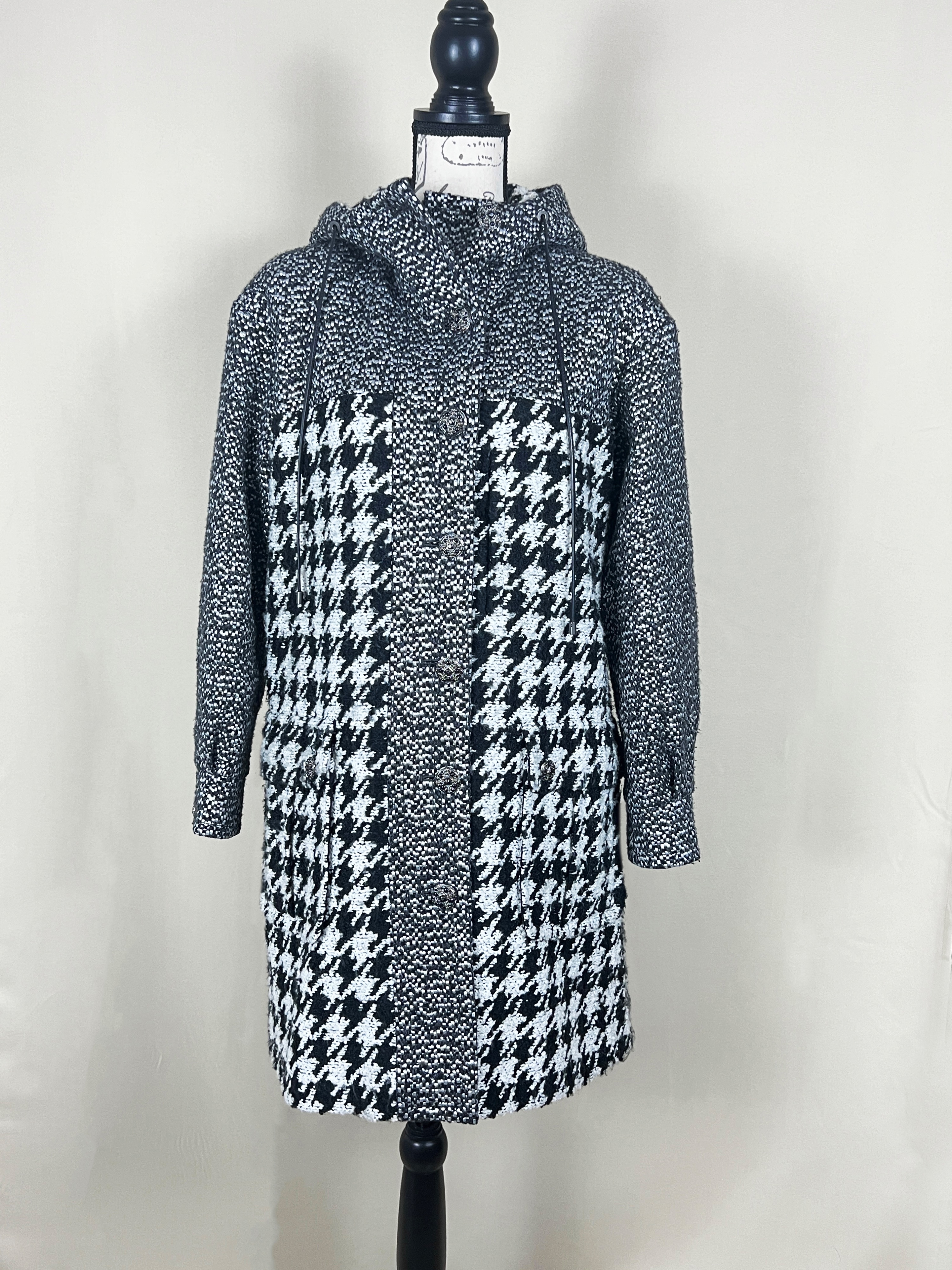 Preowned Chanel Black and White Houndstooth Tweed Coat Size M