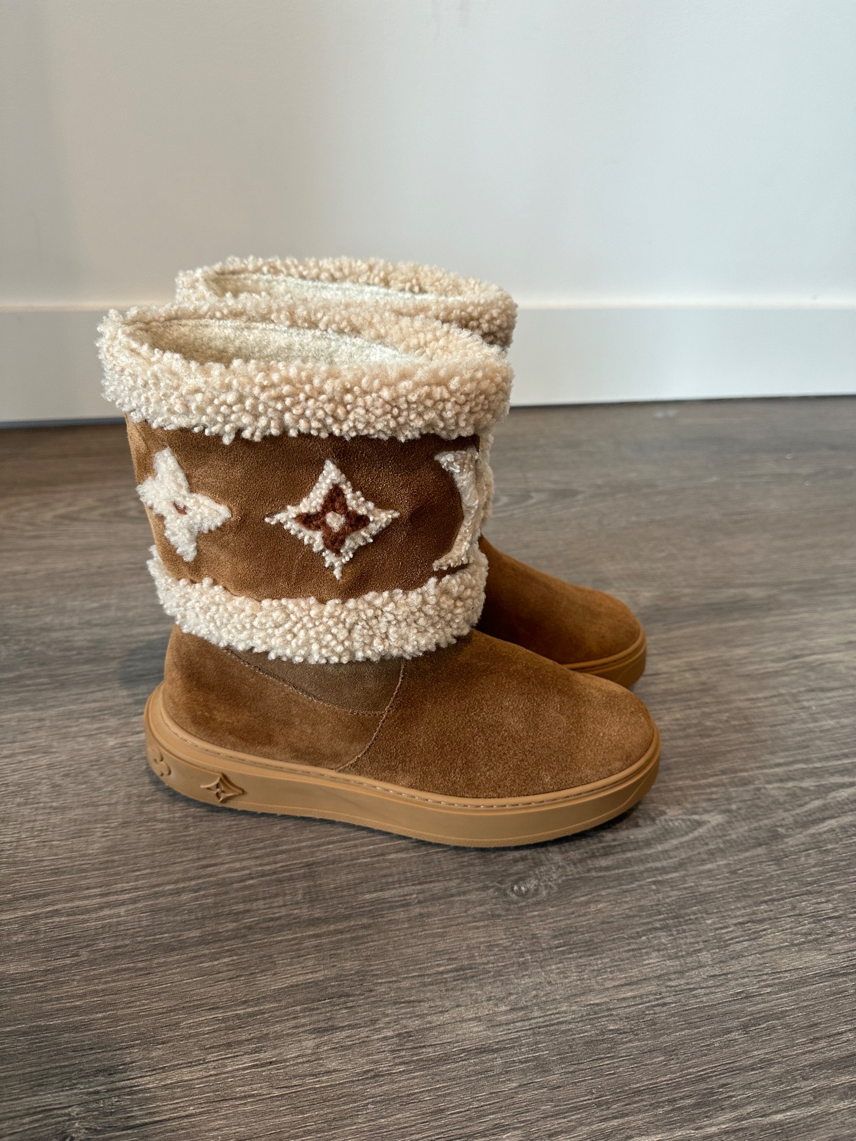 Louis Vuitton Sheepskin Lined Suede Snowboots Size 36 Camel and cream suede/sheepskin