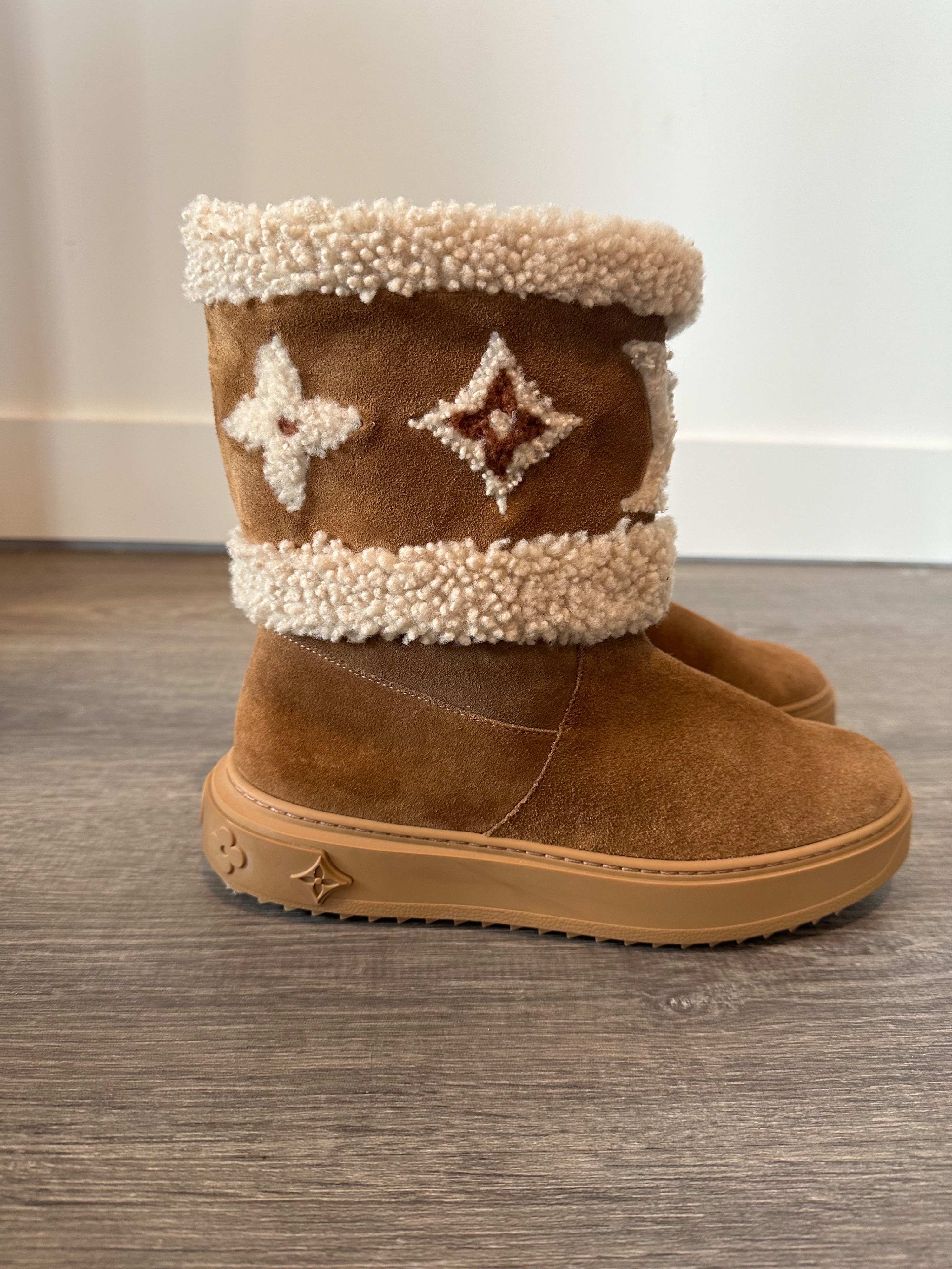 Louis Vuitton Sheepskin Lined Suede Snowboots Size 36 Camel and cream suede/sheepskin