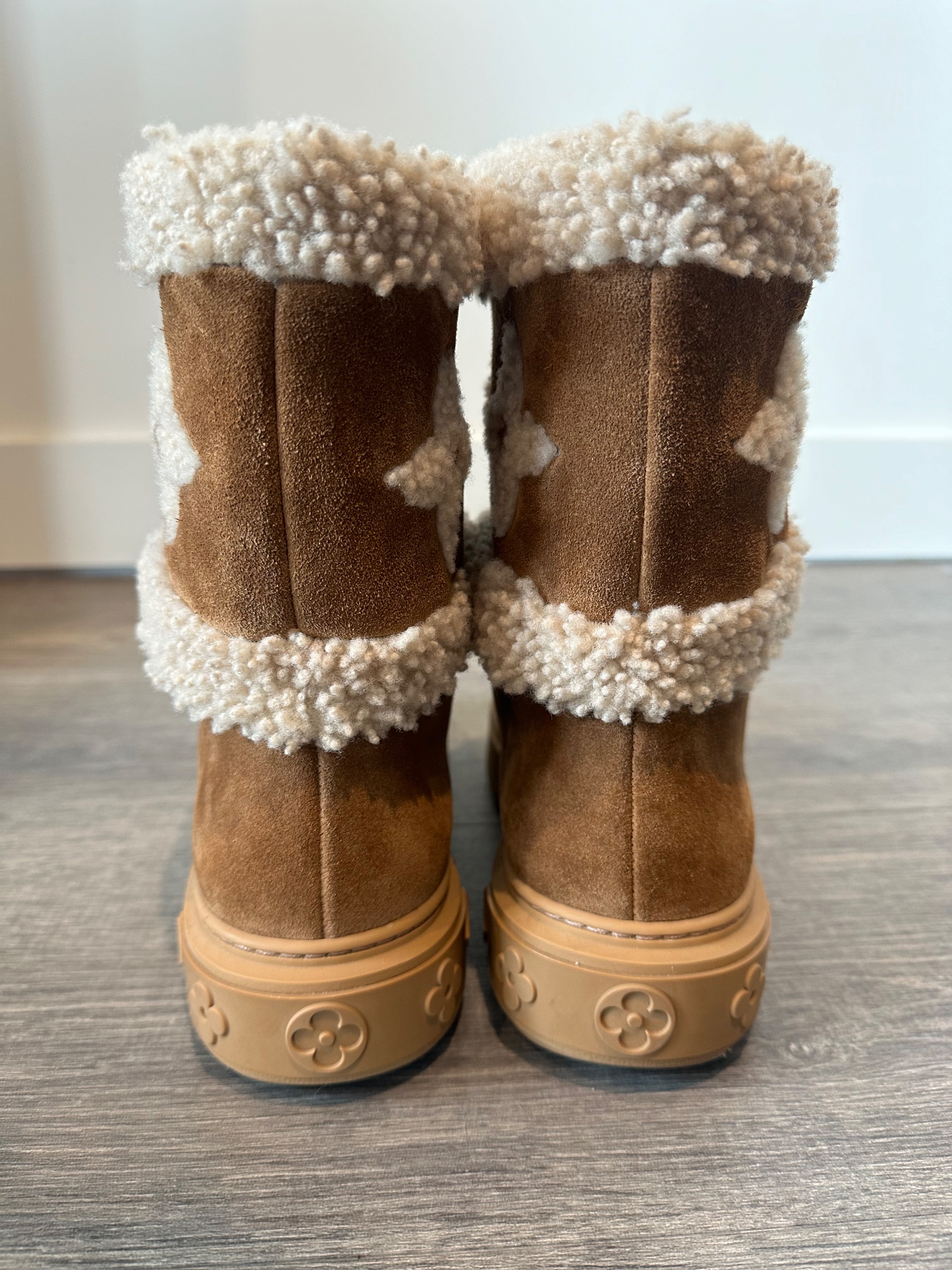 Louis Vuitton Sheepskin Lined Suede Snowboots Size 36 Camel and cream suede/sheepskin