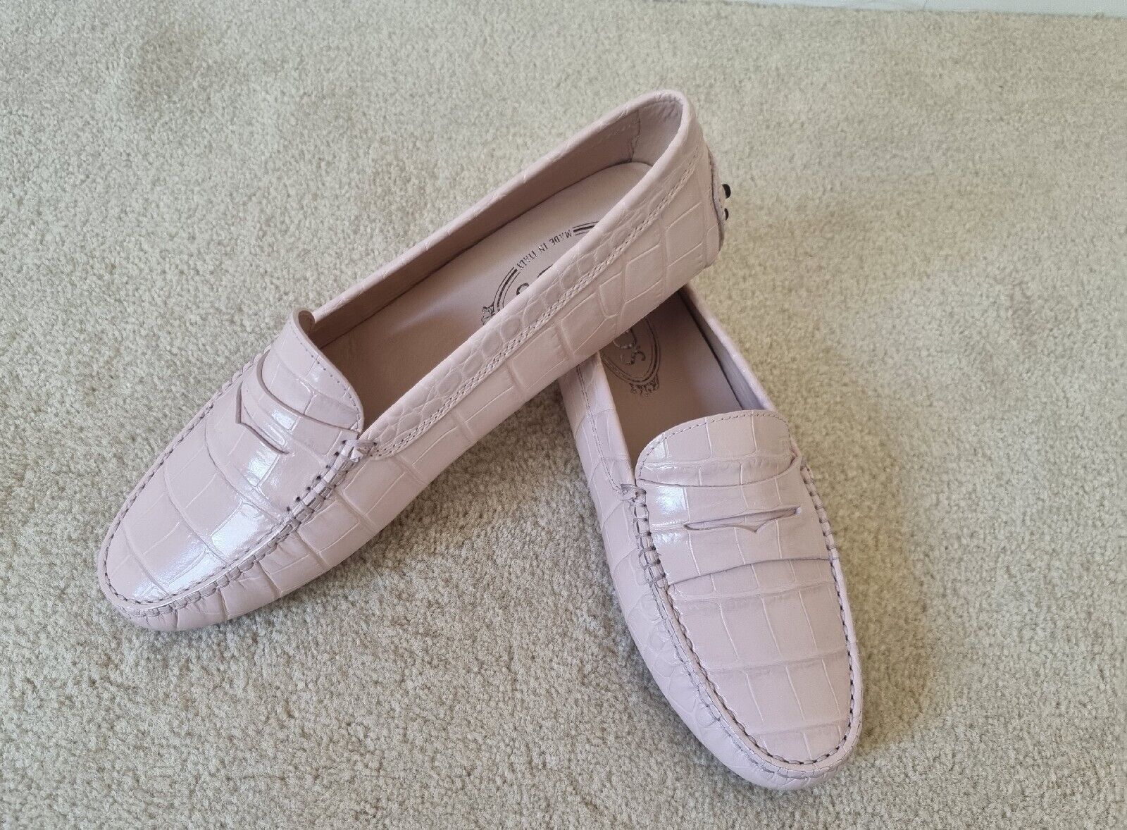 Crocodile Embossed Pink Gommino Driving Shoes Size 395 blush pink leather