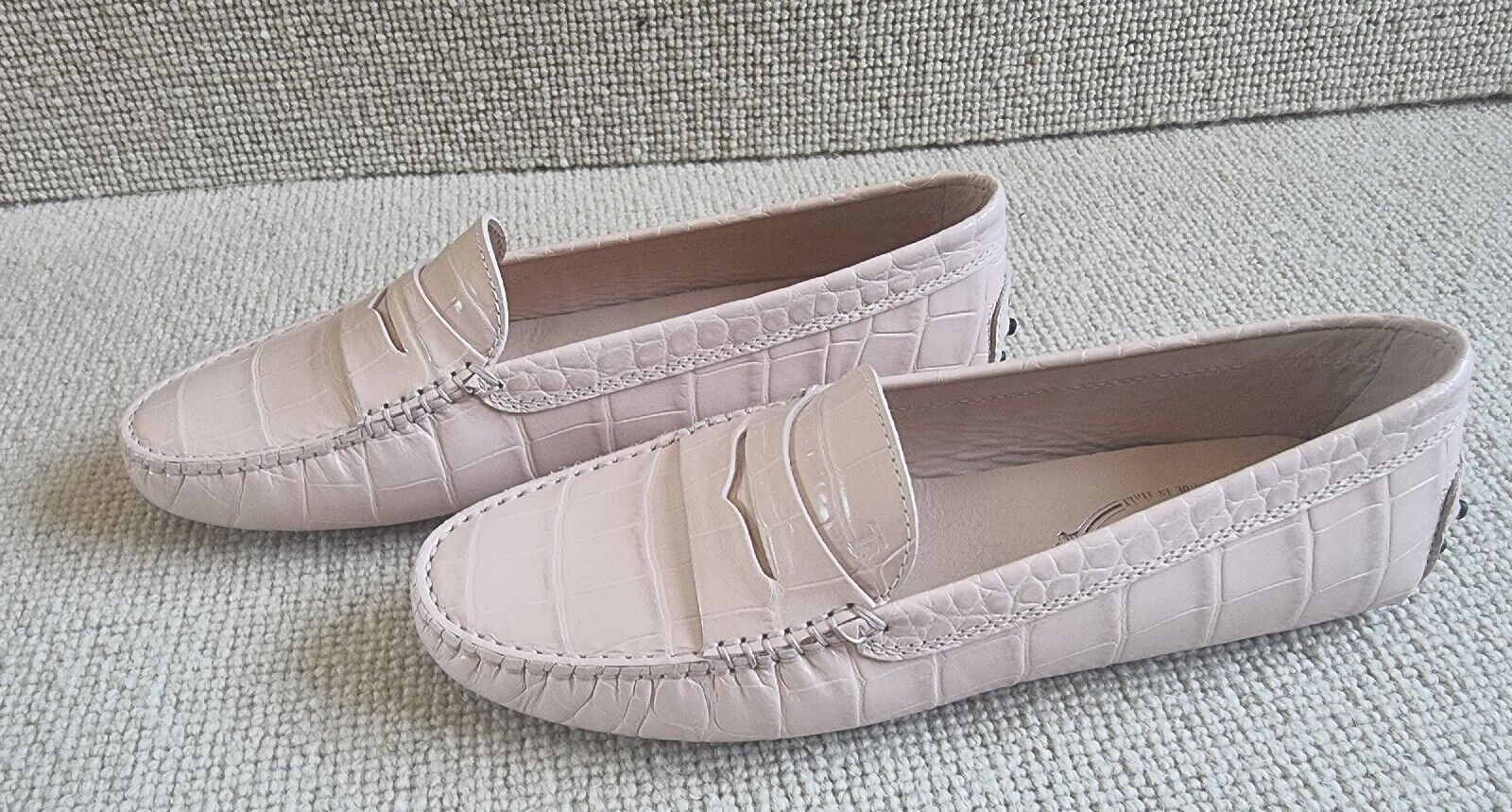 Crocodile Embossed Pink Gommino Driving Shoes Size 395 blush pink leather