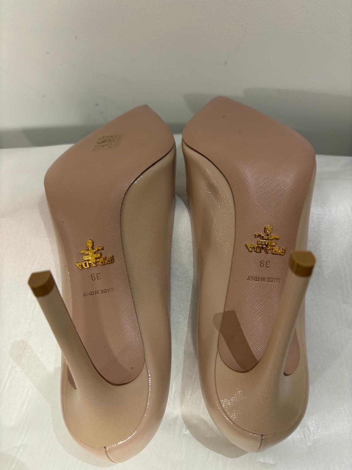 Prada Nude Saffiano Leather Court Heels Size 39 Cipria