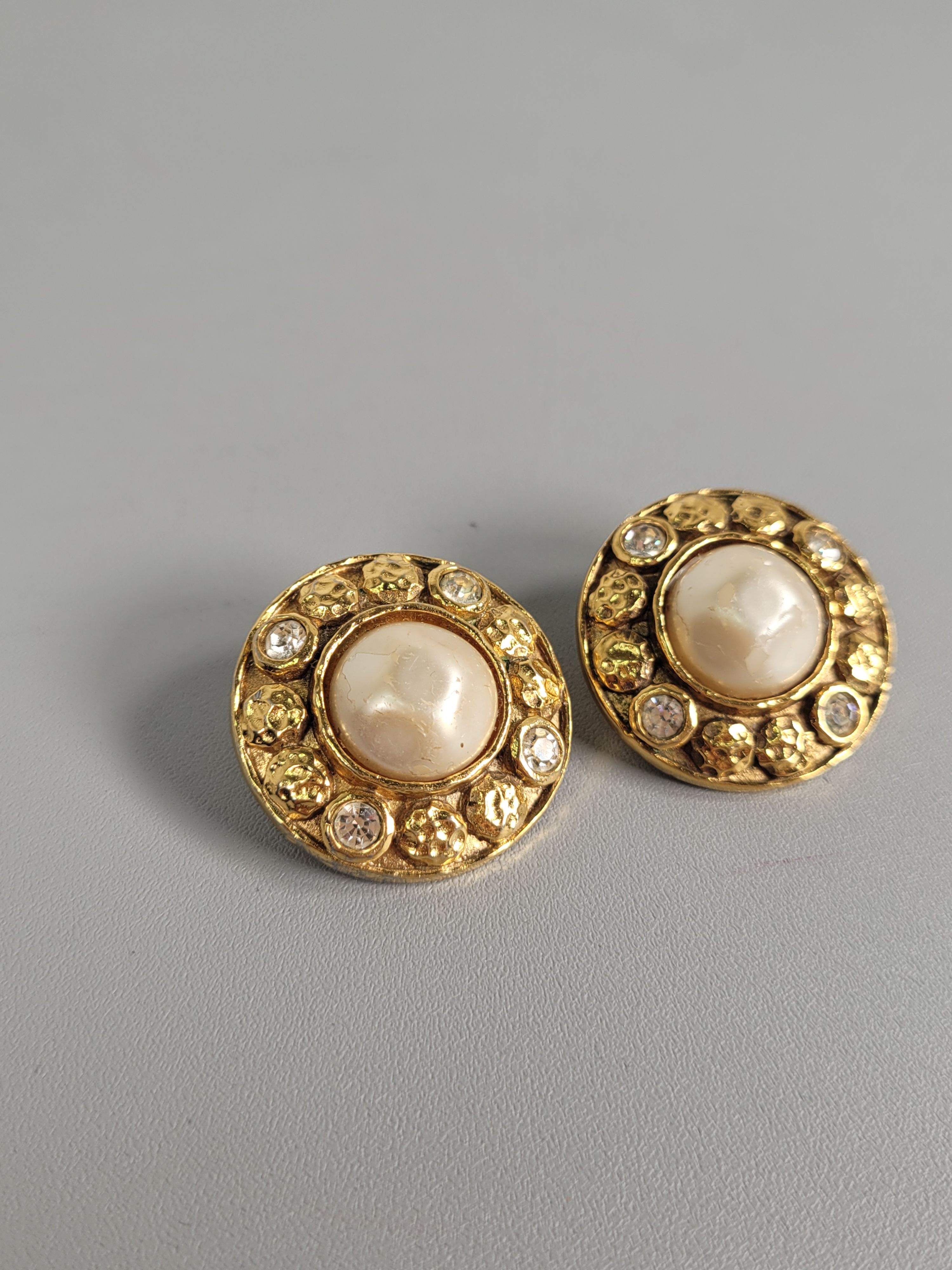 Preowned Chanel Vintage Faux Pearl Clip on Earrings gold and white metal/crsytals/faux pearls