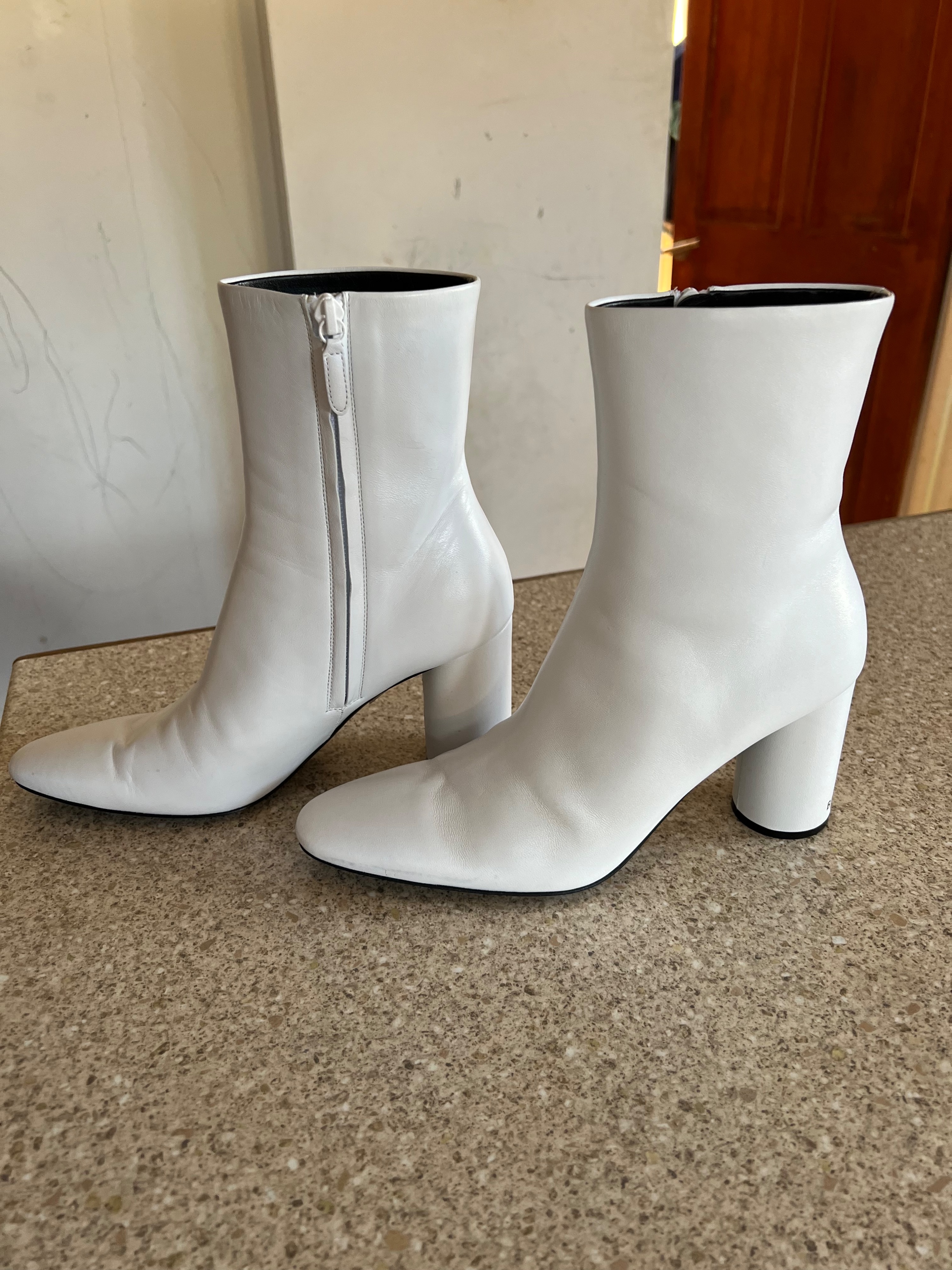 Preowned Balenciaga White Oval Boots Size 36 leather