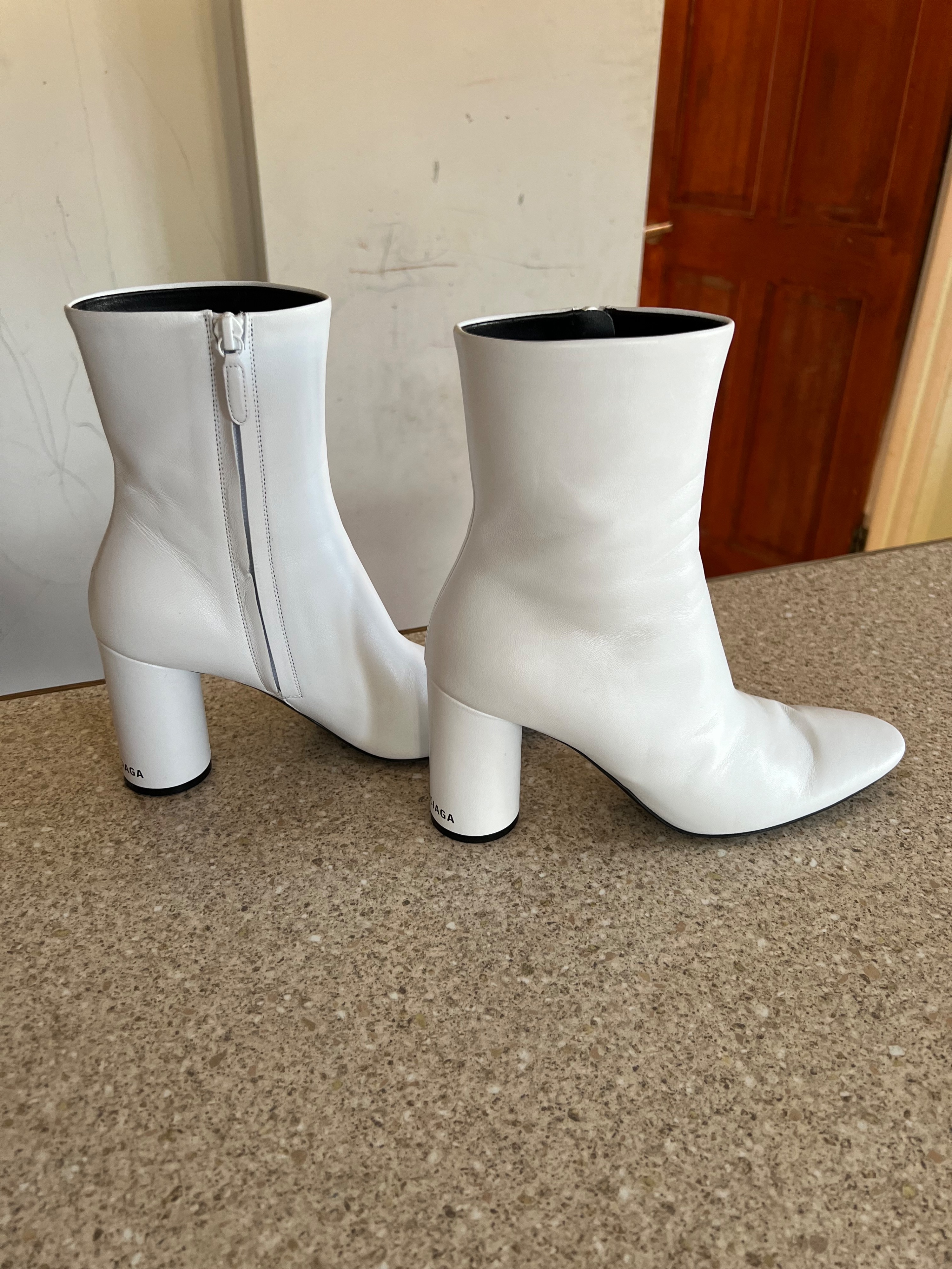 Preowned Balenciaga White Oval Boots Size 36 leather