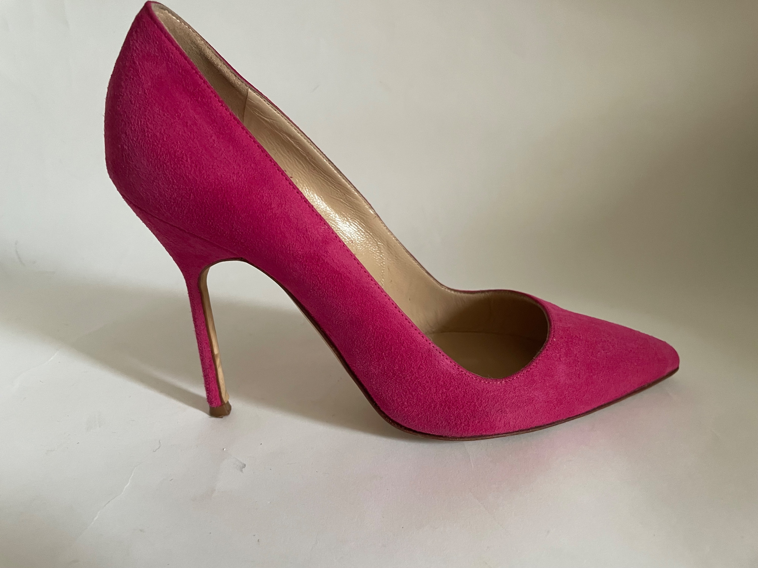 Preowned Manolo Blahnik BB 105 dark pink suede pumps Size 365 Fuschia