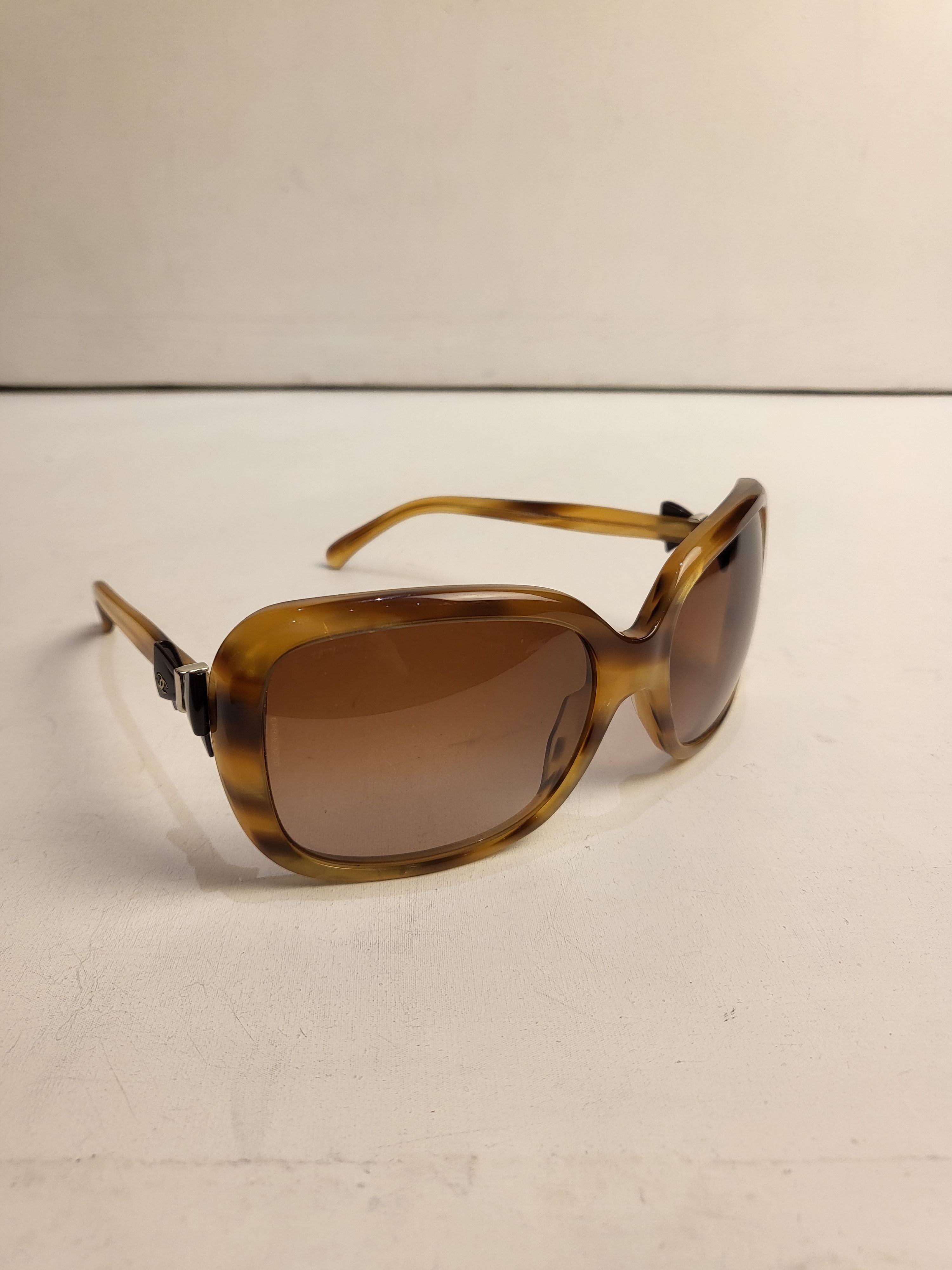 Preowned Chanel Brown Havana Sunglasses acetate