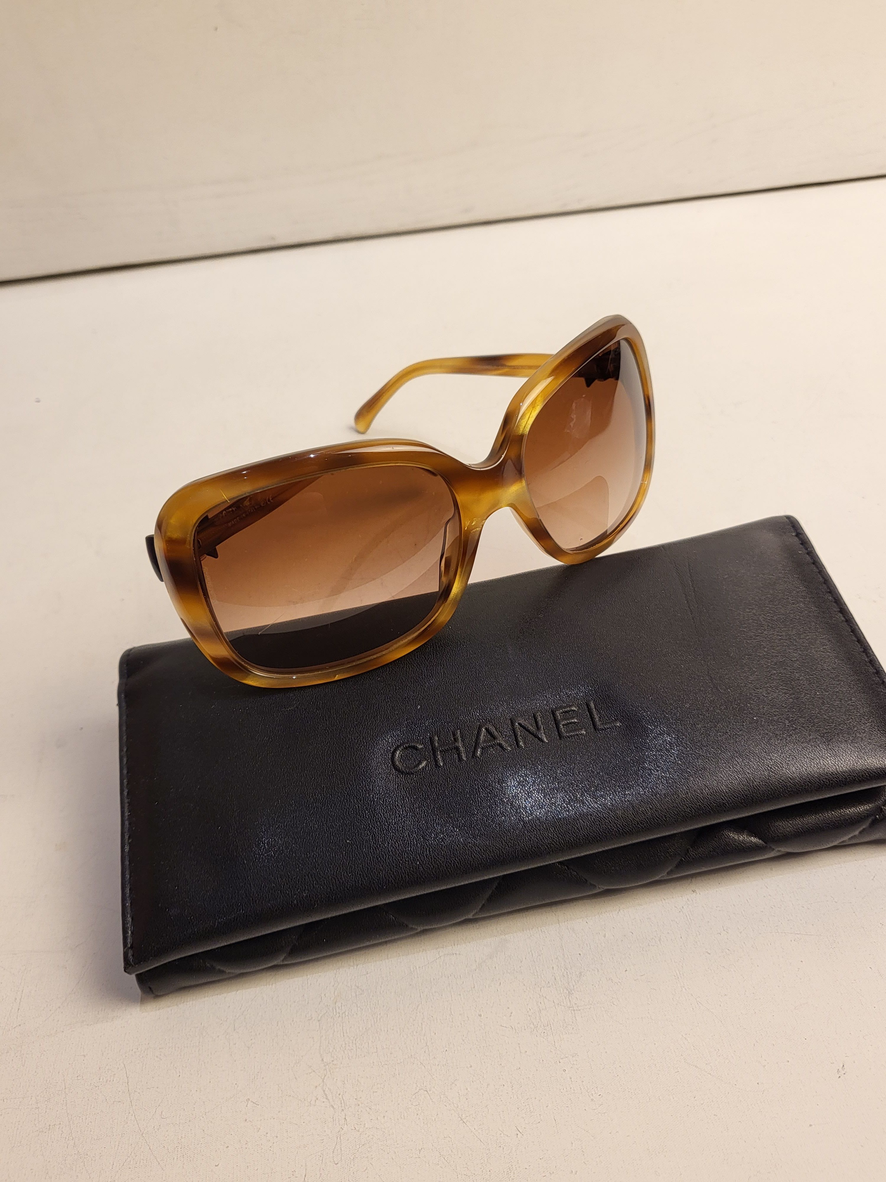 Preowned Chanel Brown Havana Sunglasses acetate