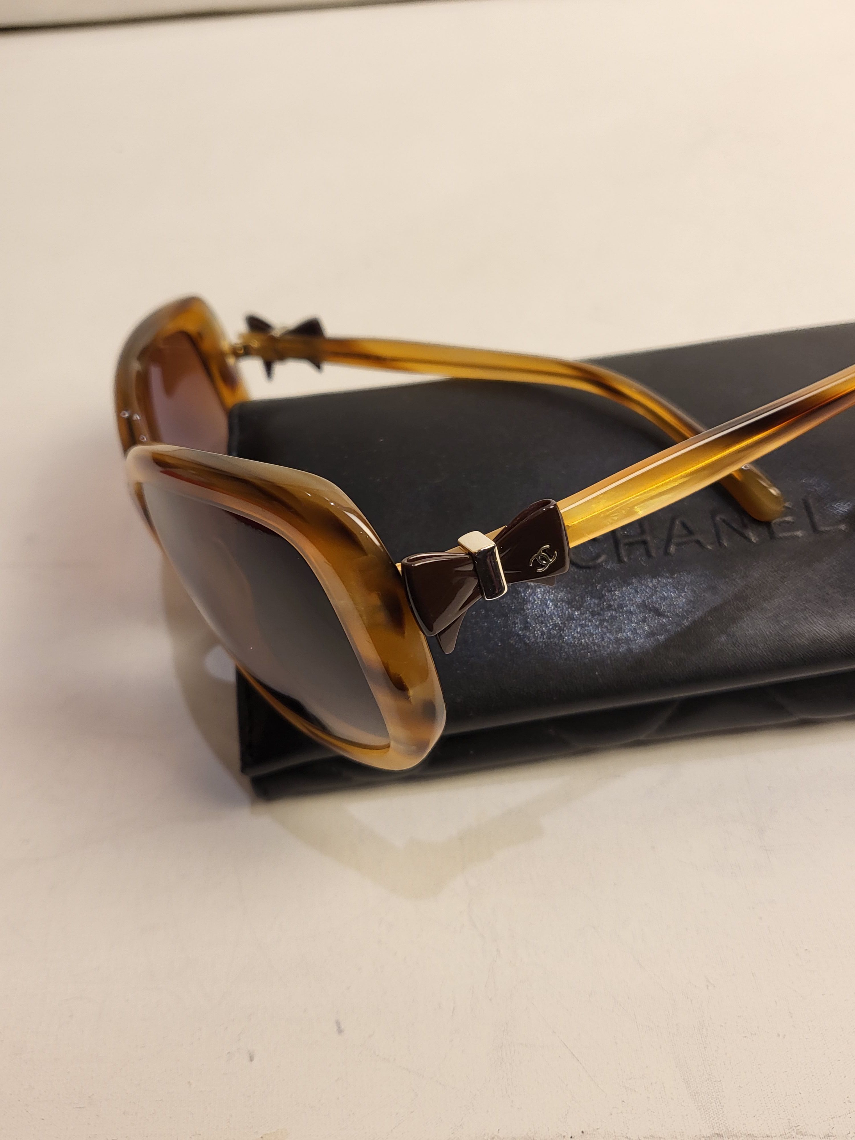 Preowned Chanel Brown Havana Sunglasses acetate