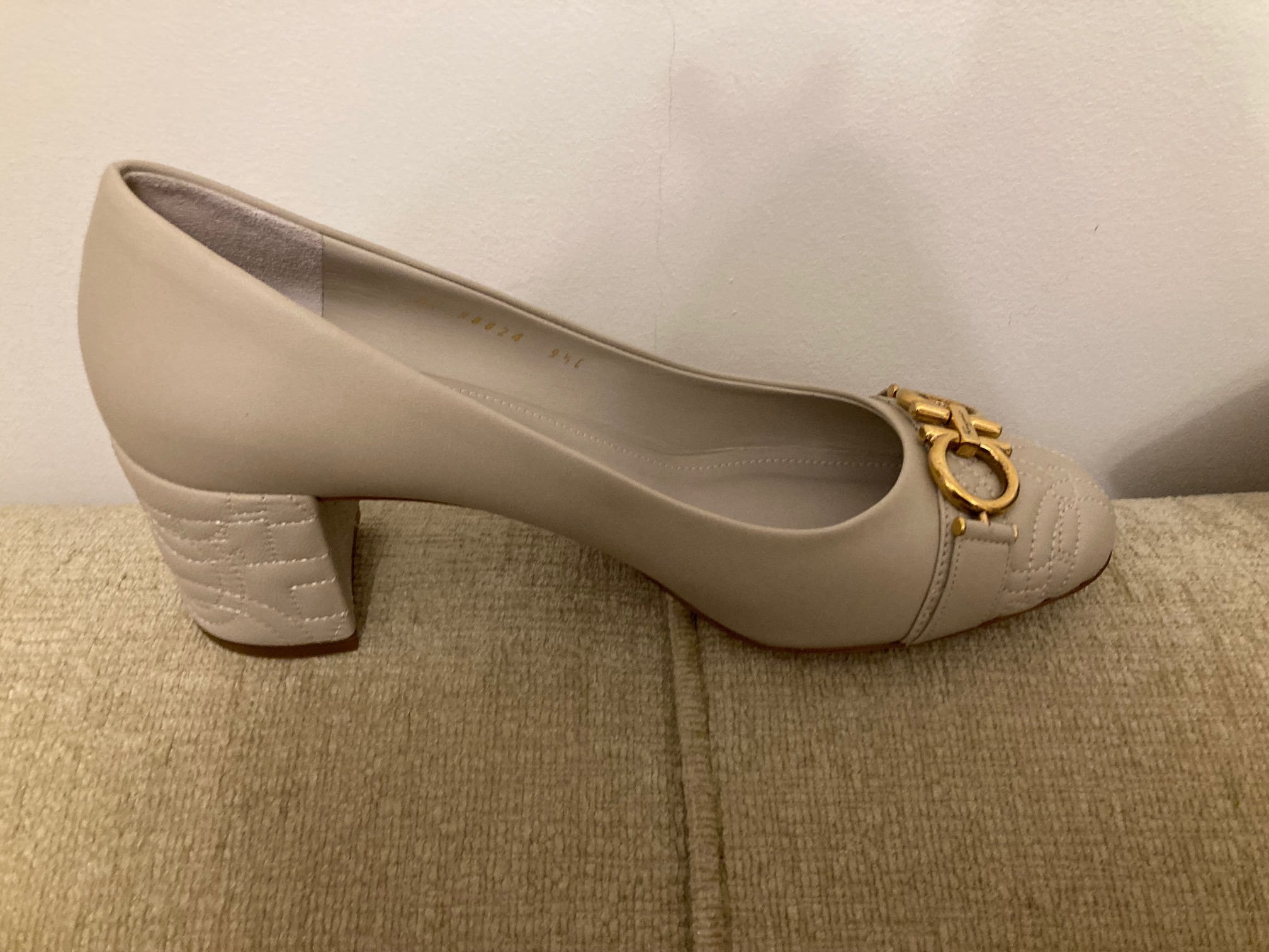 Salvatore Ferragamo Garda Quilted Leather Pumps Size 40 beige