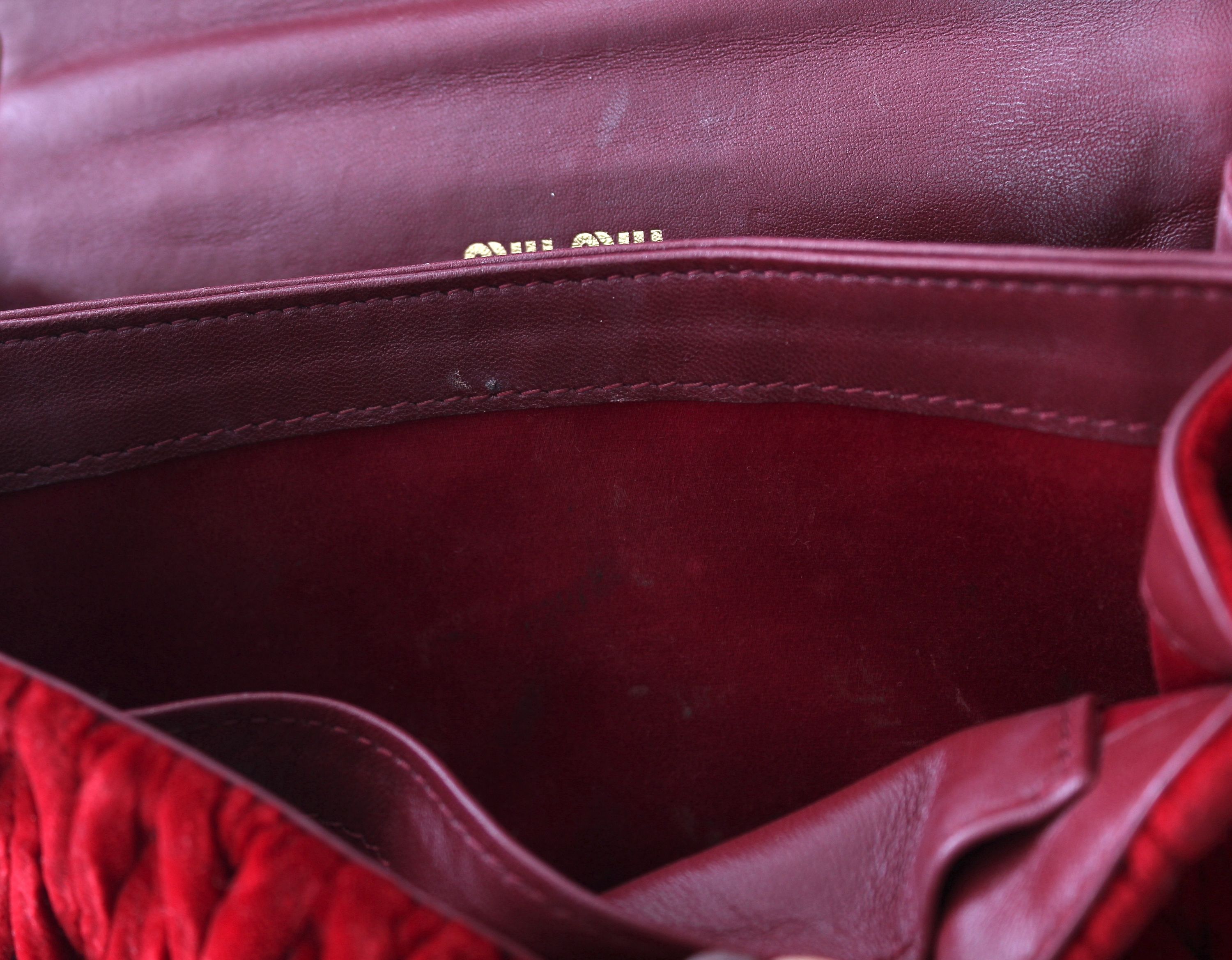 Preowned Miu Miu Confidential matelassé velvet shoulder bag Red fabric/leather