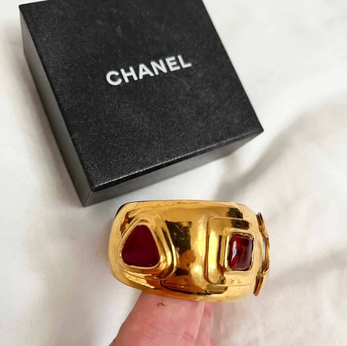 Preowned Chanel Vintage Gripoix Embellished Open Bangle Gold red gold plated metal