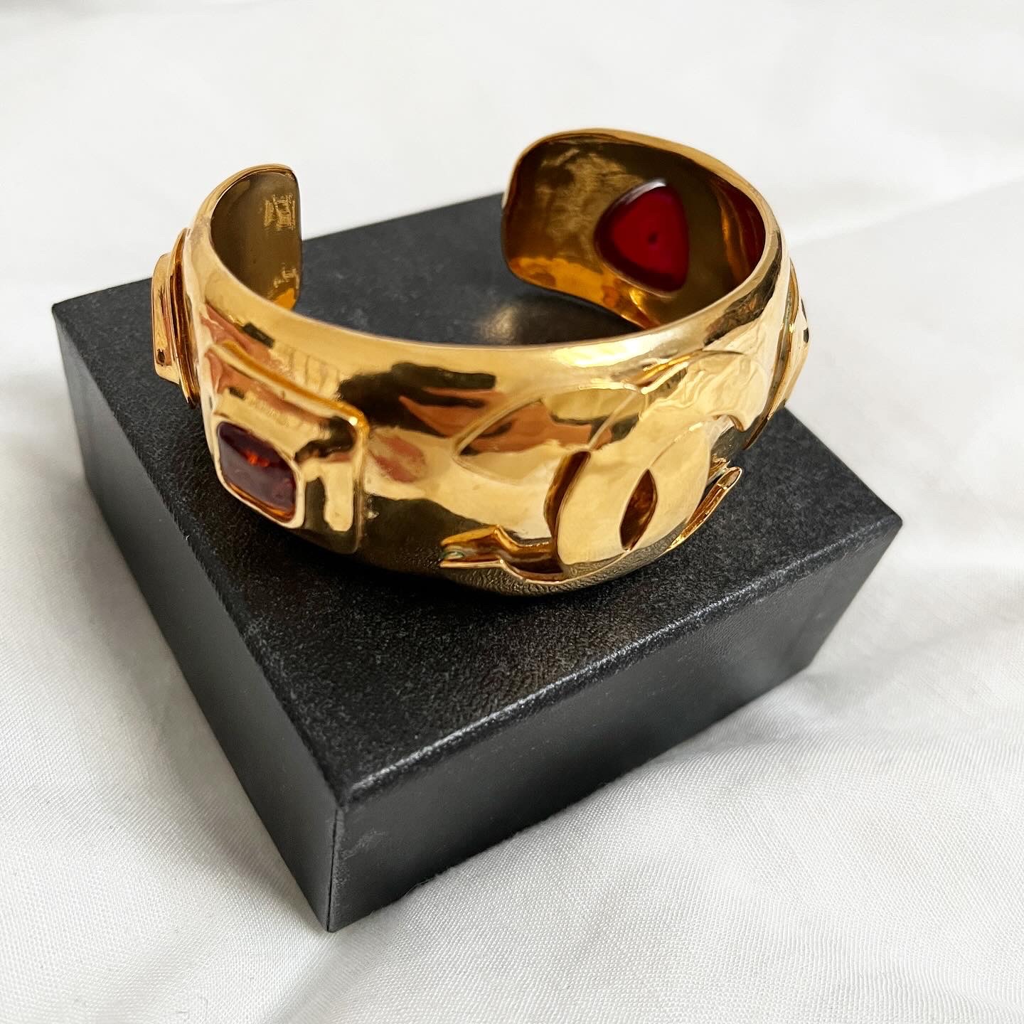 Preowned Chanel Vintage Gripoix Embellished Open Bangle Gold red gold plated metal