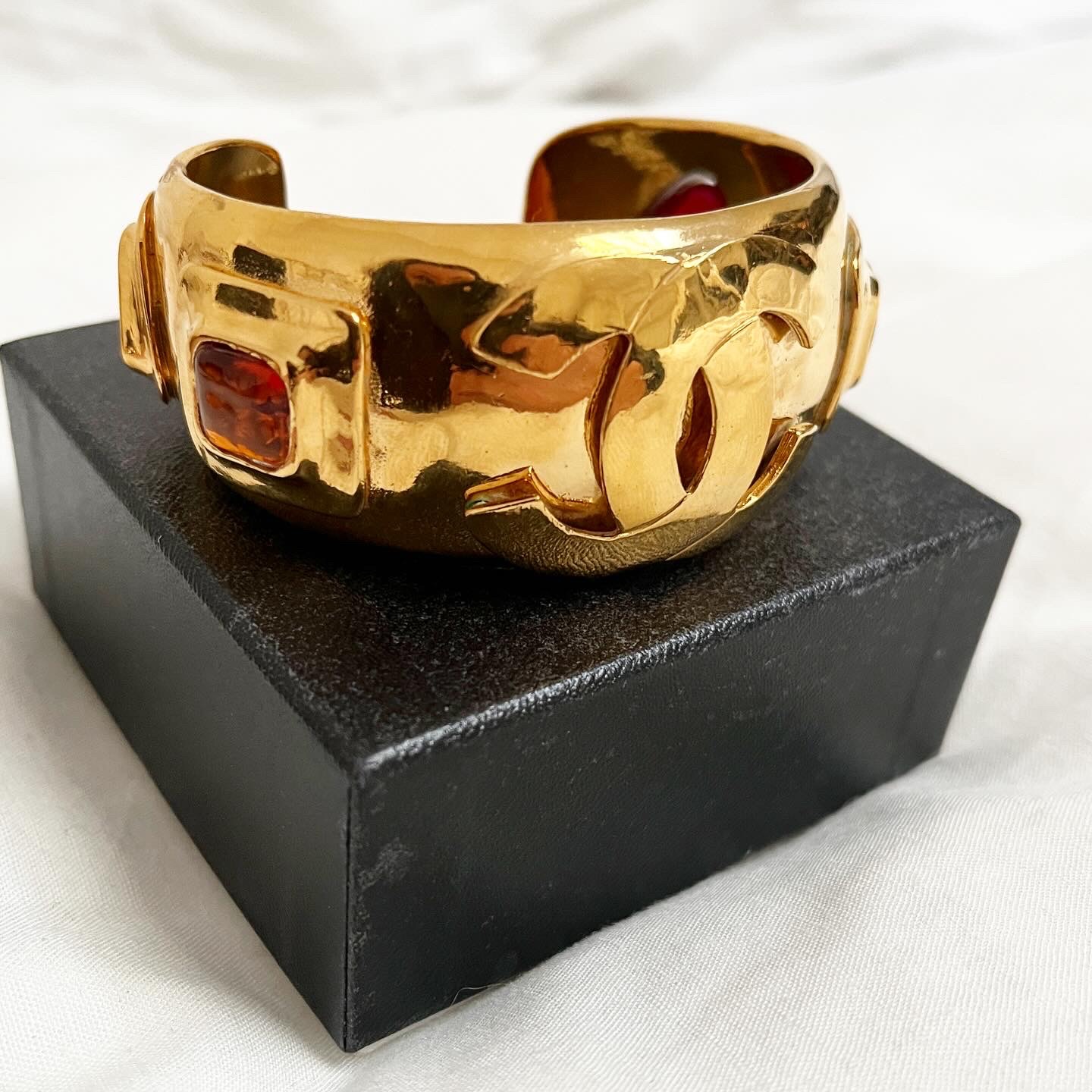 Preowned Chanel Vintage Gripoix Embellished Open Bangle Gold red gold plated metal