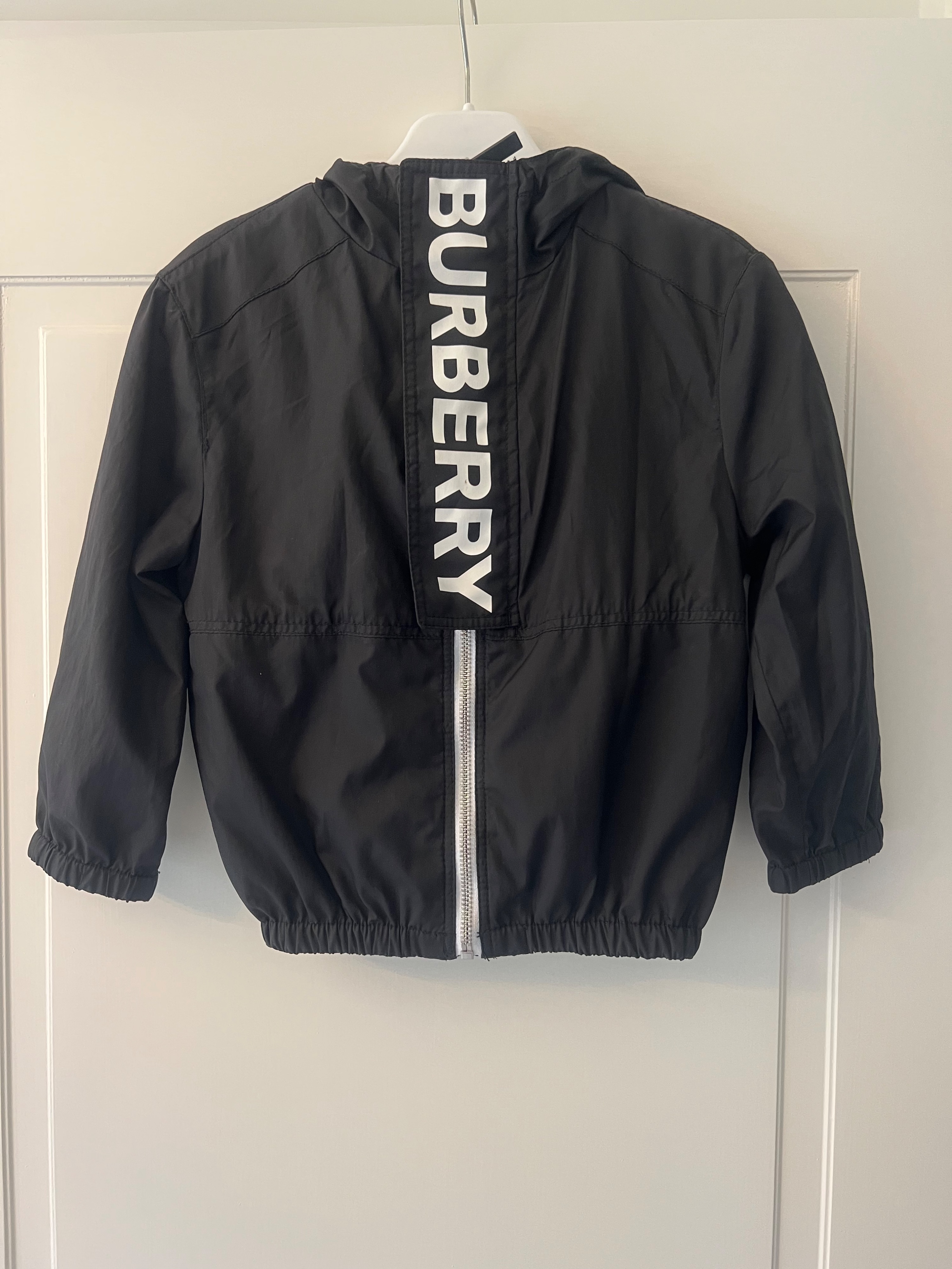 Boys Preowned Burberry black logo raincoat Size 4 Years polyester