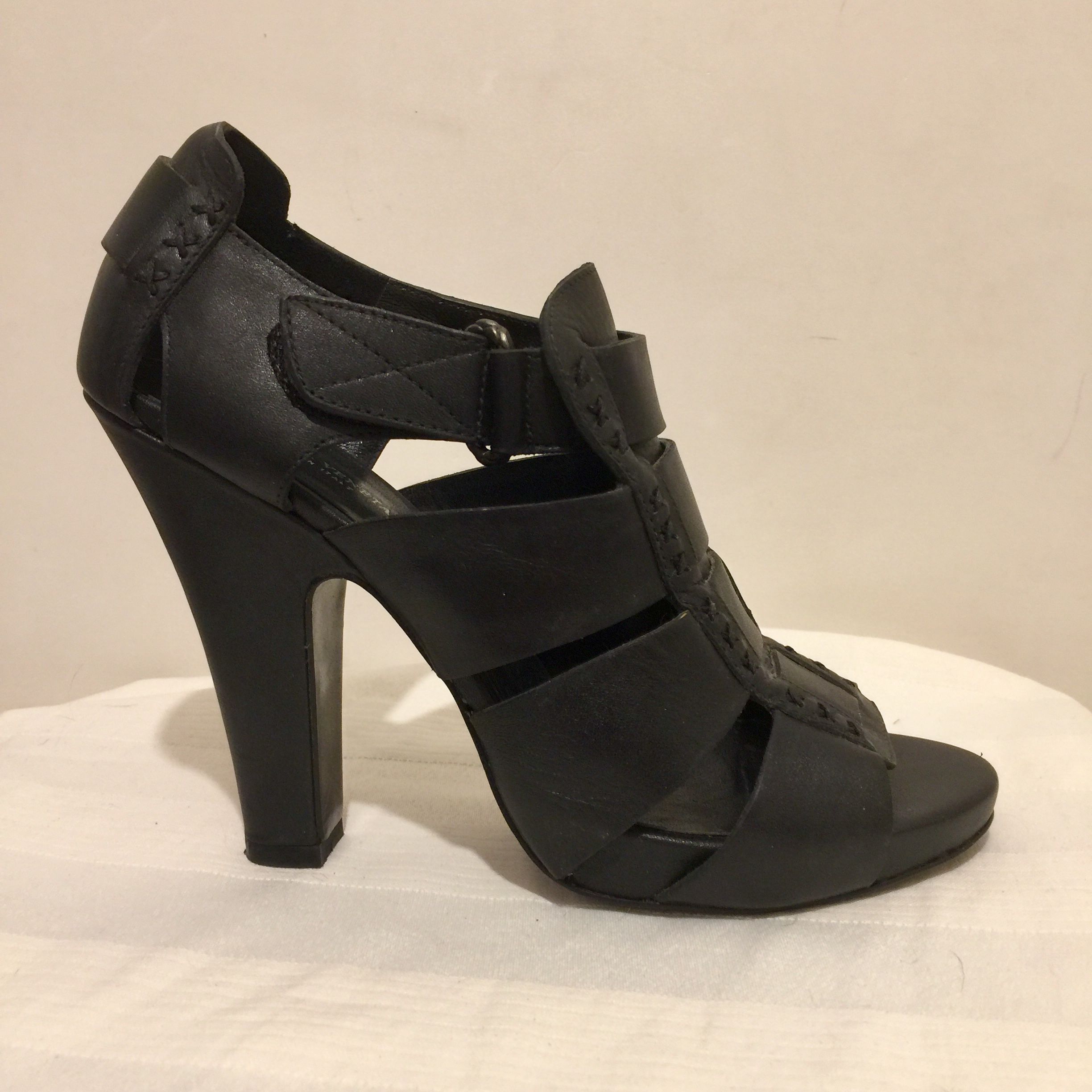 Preowned Bottega Veneta Black leather heeled gladiator sandals Size 38