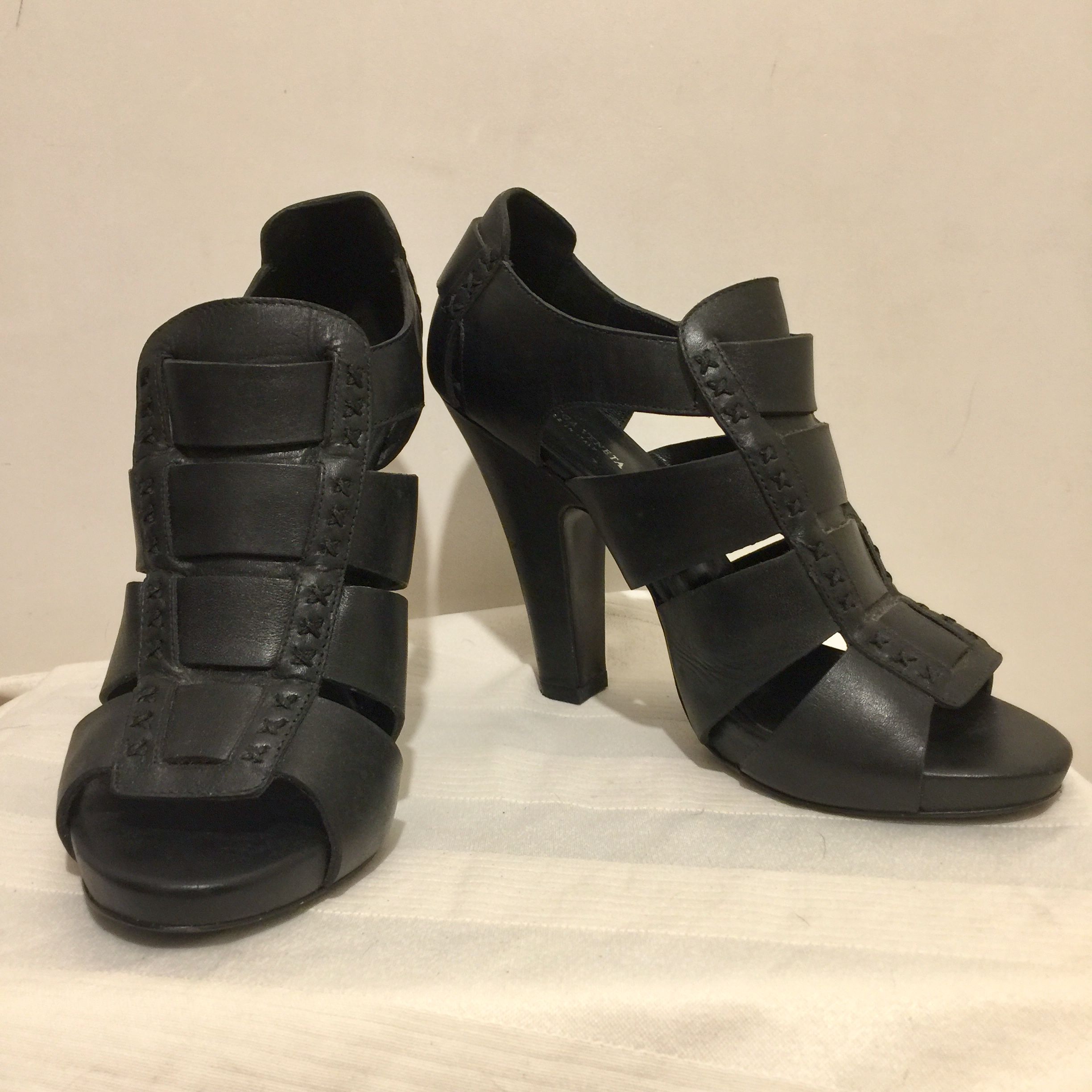 Preowned Bottega Veneta Black leather heeled gladiator sandals Size 38