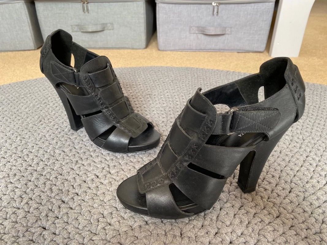 Preowned Bottega Veneta Black leather heeled gladiator sandals Size 38