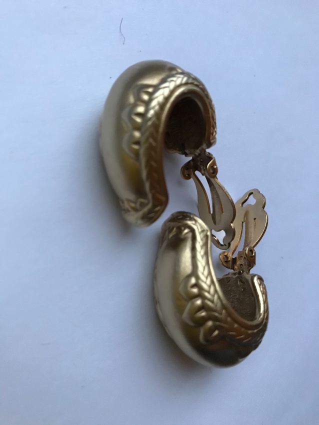 Preowned Oscar De La Renta Vintage Clip On Gold Tone Earrings metal