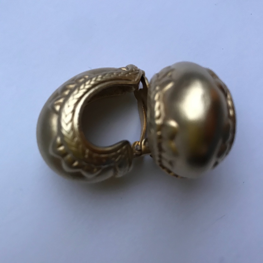 Preowned Oscar De La Renta Vintage Clip On Gold Tone Earrings metal