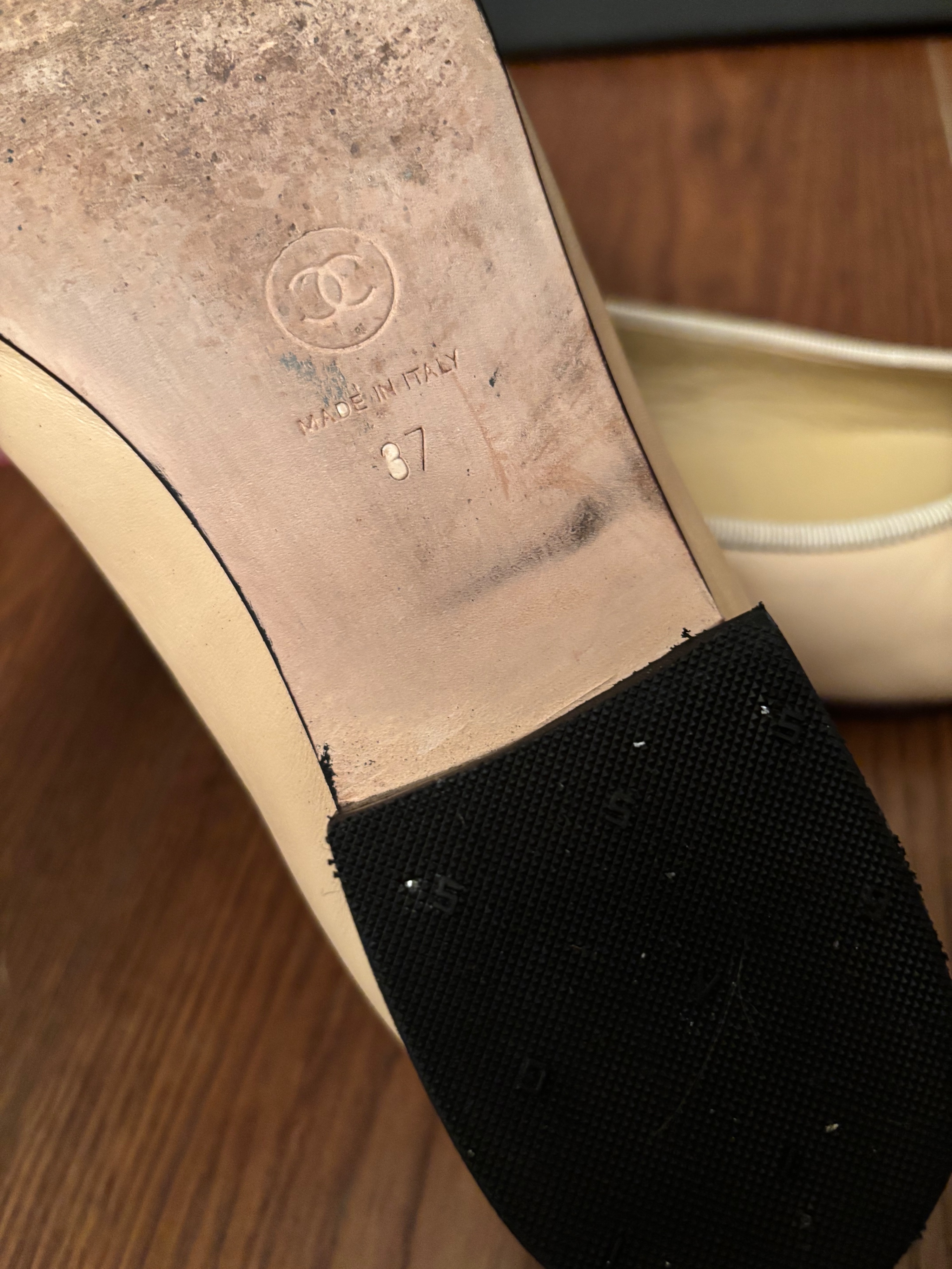 Preowned Chanel Beige and Black Lambskin Ballet Flats Size 37 leather