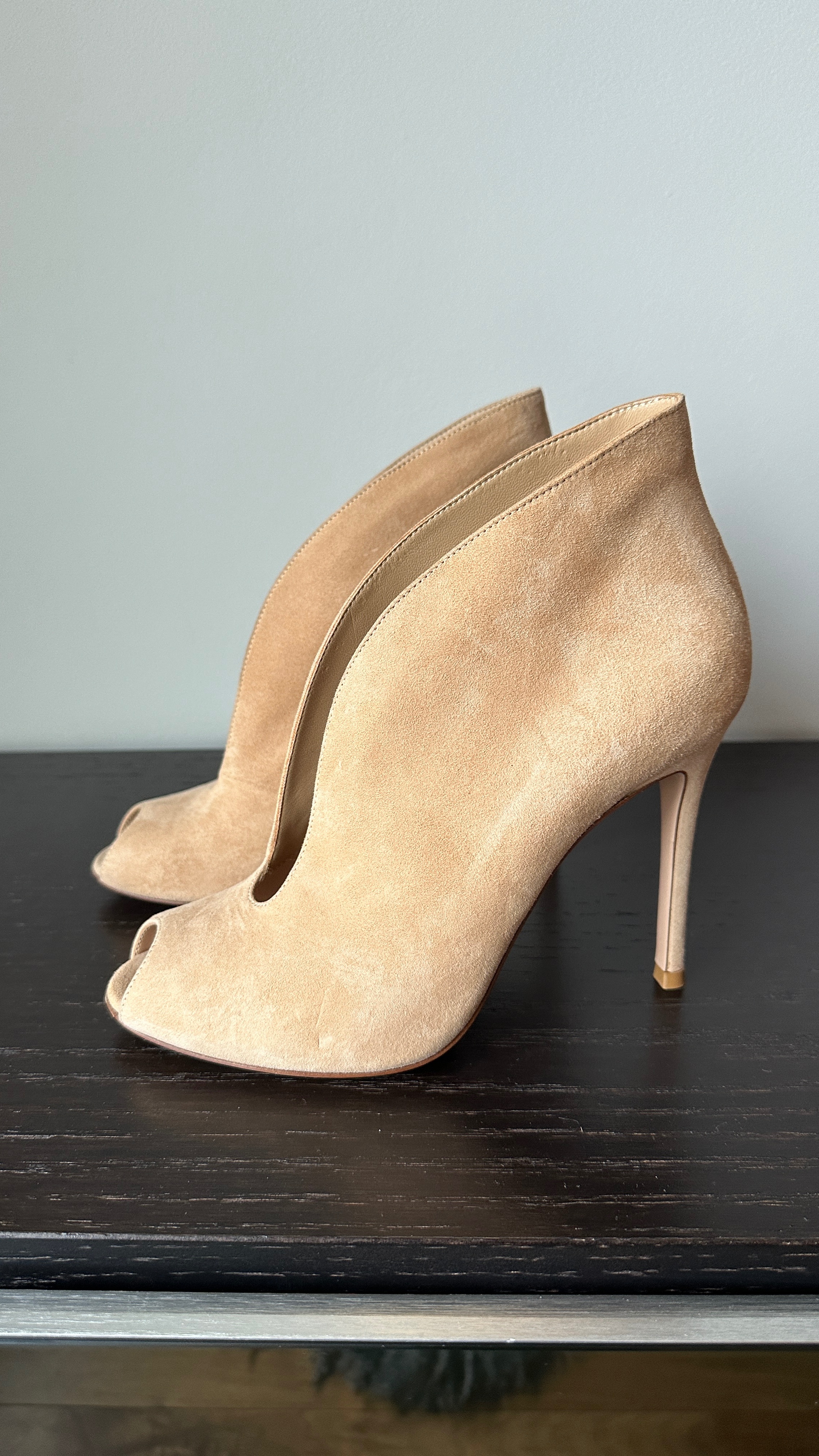 Preowned Gianvito Rossi Beige Suede Vamp Heels Size 38 Nude