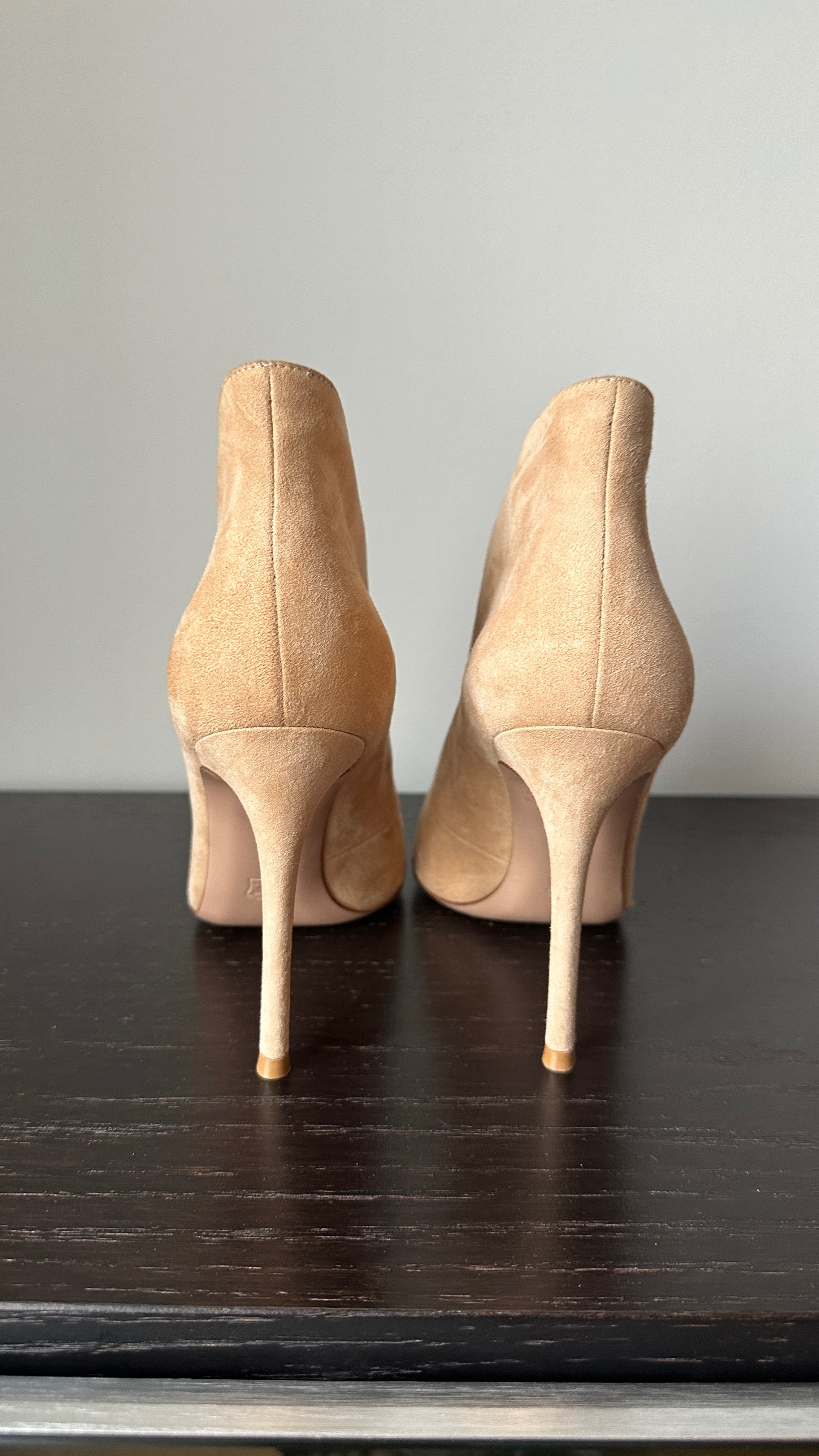 Preowned Gianvito Rossi Beige Suede Vamp Heels Size 38 Nude