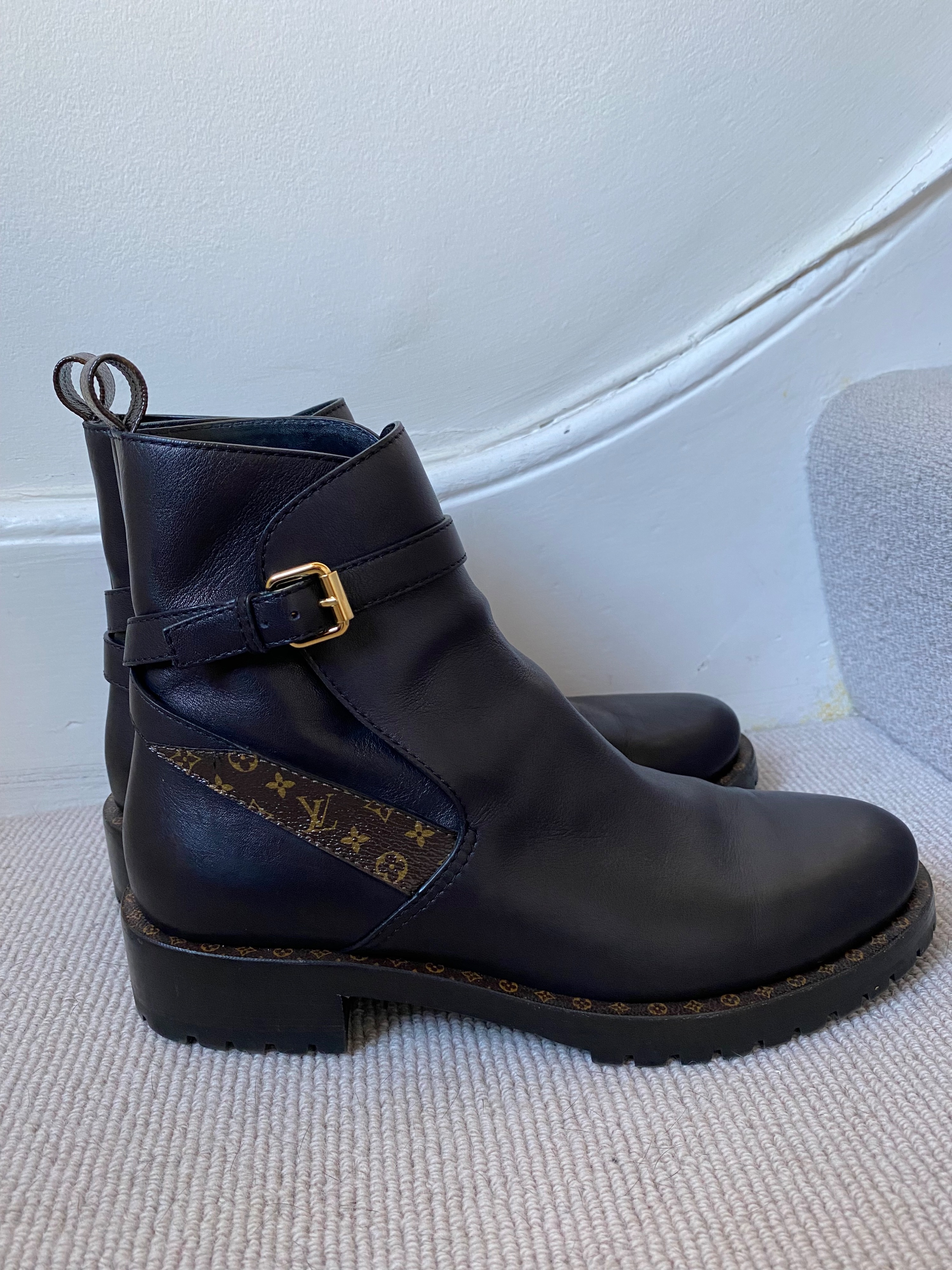 Preowned Louis Vuitton Discovery Monogram Ankle Boots Size 40 Black brown LV logos gold hardware leather