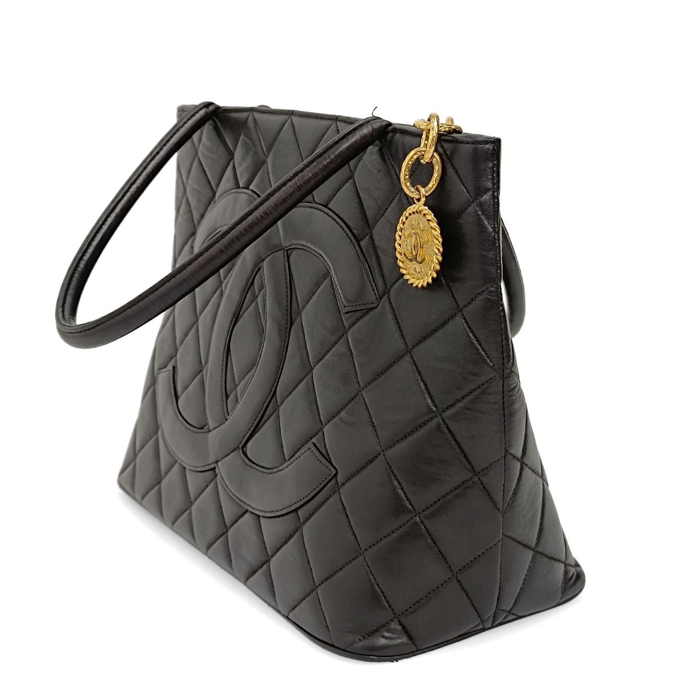 Chanel Chanel Médaillon handbag in black leather - '10s