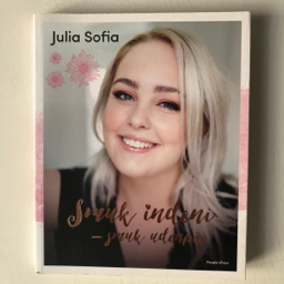 Julia Sofia Smuk indeni - smuk udenpå