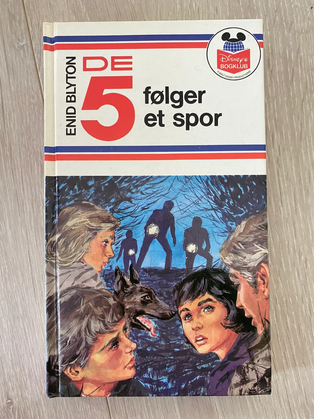 Enid Blyton - De 5 følger et spor Bog