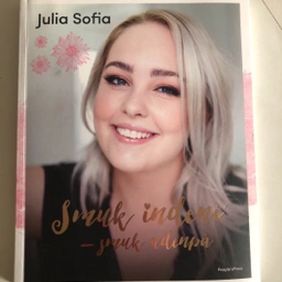 Julia Sofia Smuk indeni - Smuk udenpå