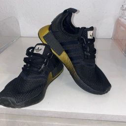 adidas Sneakers