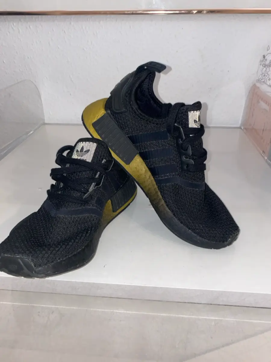 adidas Sneakers