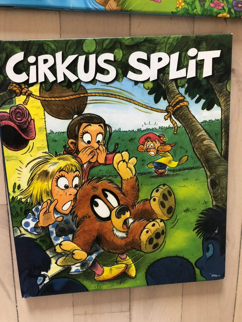 Cirkus split Bog sort-hvid