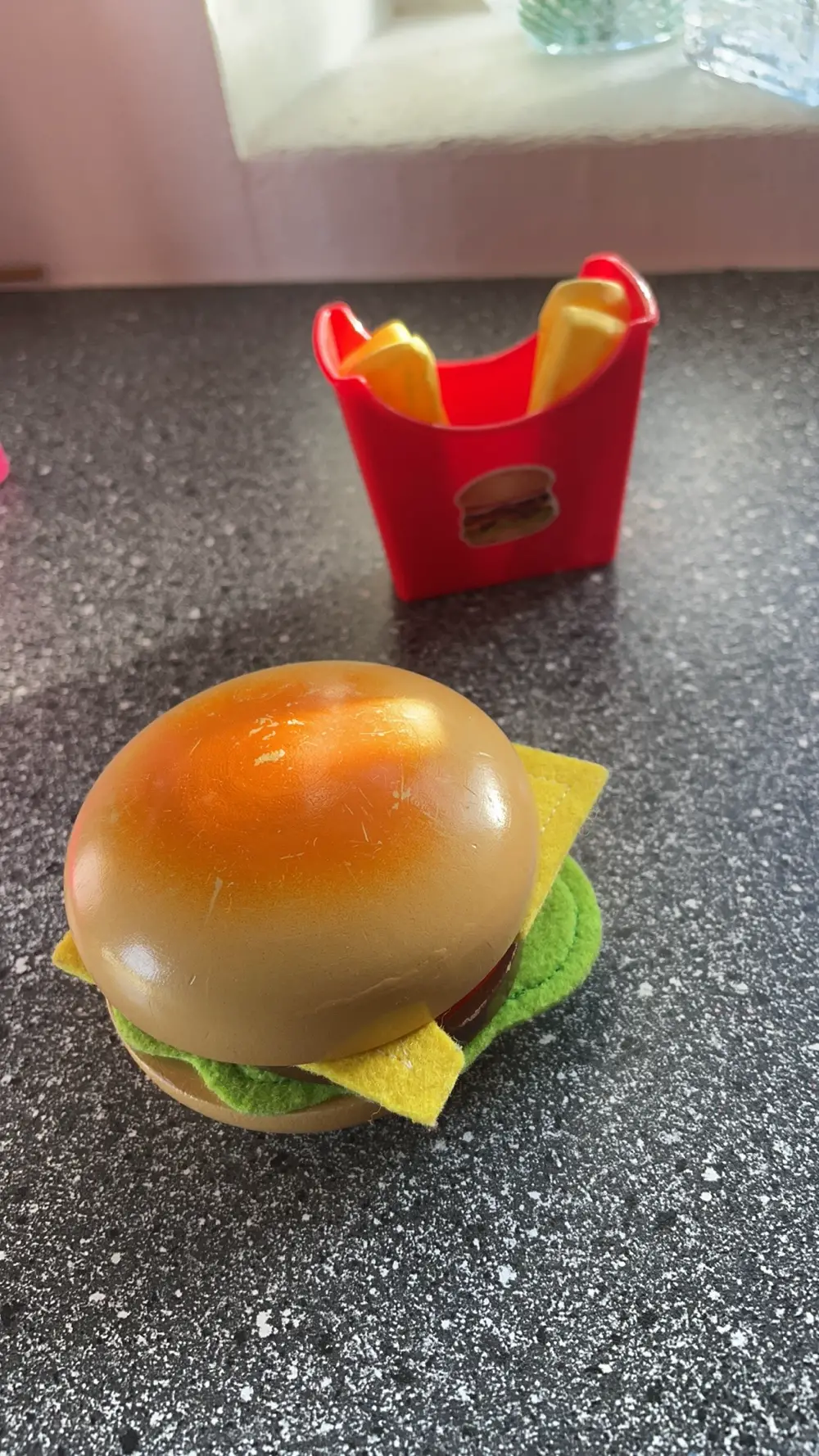 Hape Burger med pommes frites