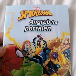 Spiderman angreb fra portalen Marvel pixibog