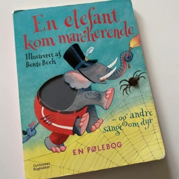 En elefant kom marcherende Følebog