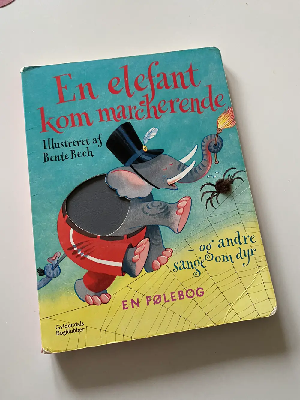 En elefant kom marcherende Følebog