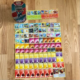 Pokémon 98 kort og Umbreon tin