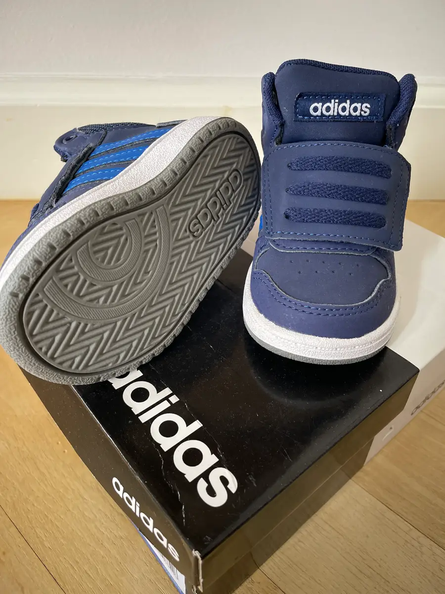 adidas Sneakers