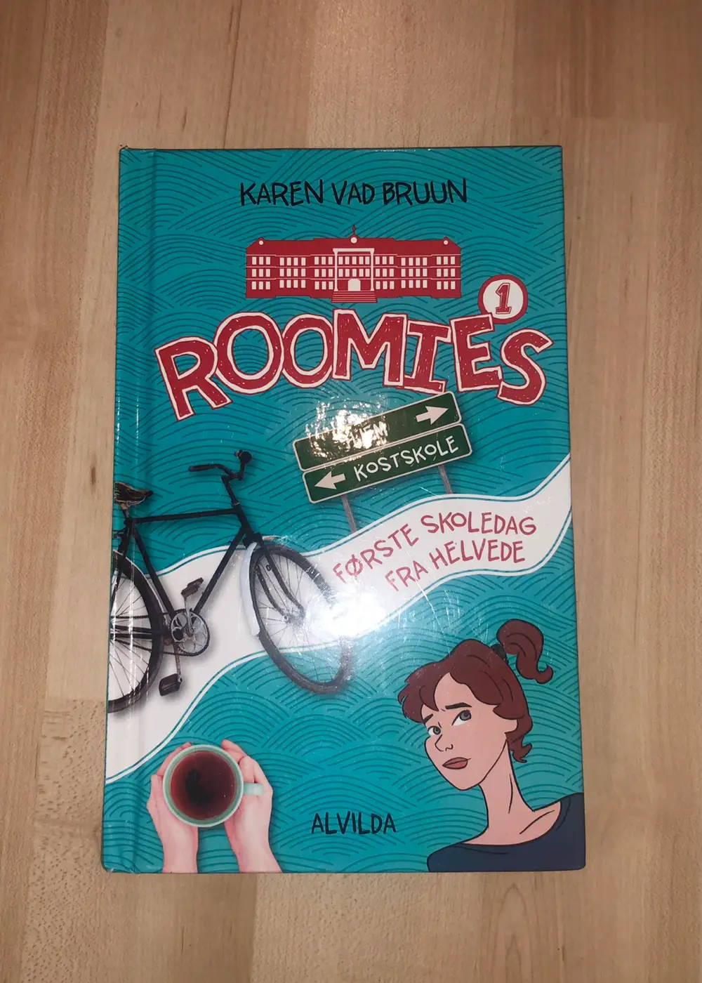 Roomies 1: Første Skoledag Fra Helvede - Bog