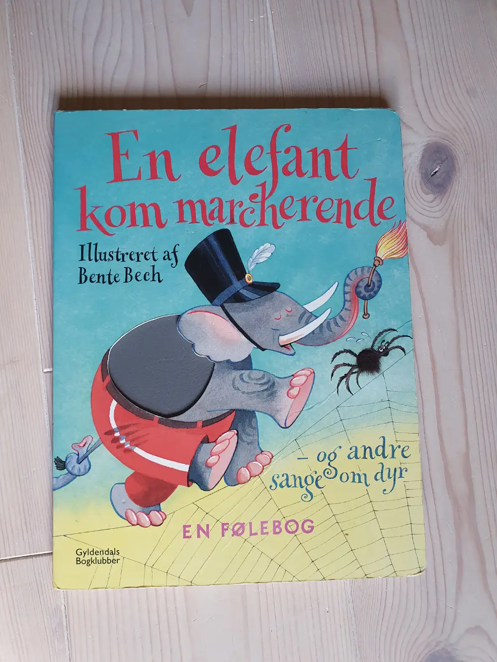 En elefant kom marcherende Bog