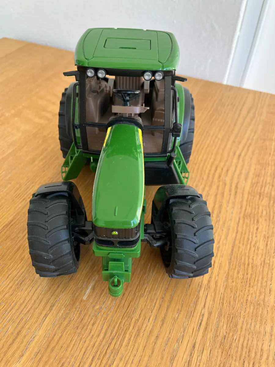 John Deere Traktor med vogn