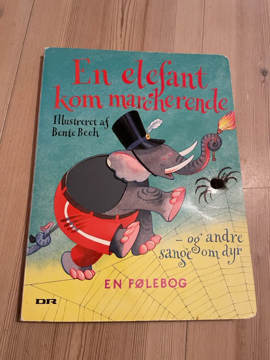 En elefant kom marcherende Bog