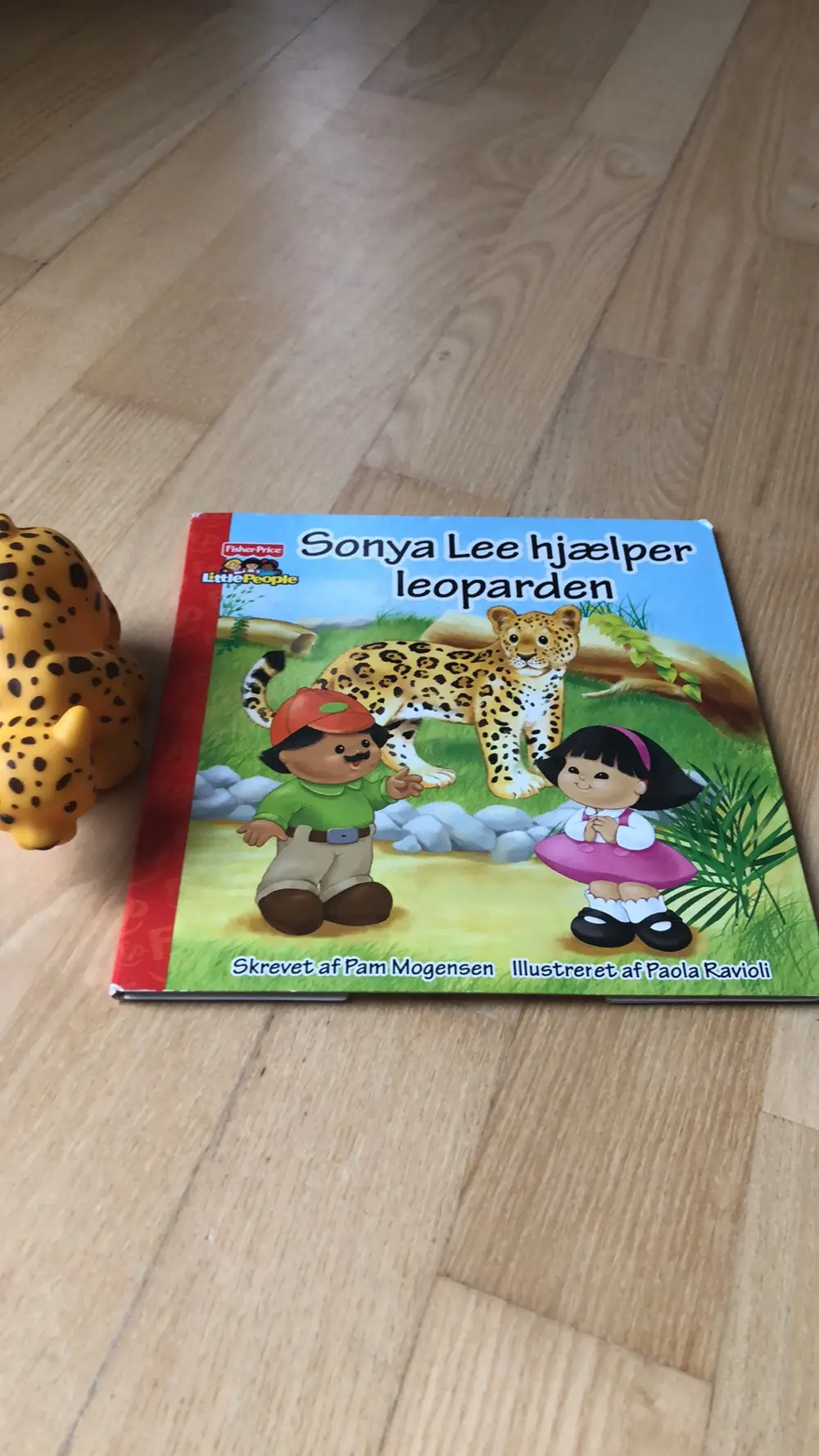 Sonya Lee hjælper leoparden Bog med leopard
