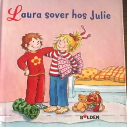 Laura sover hos Julie Børnebog
