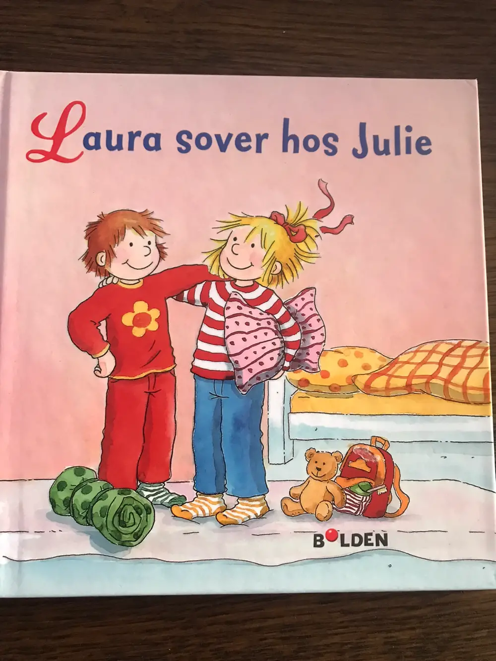 Laura sover hos Julie Børnebog