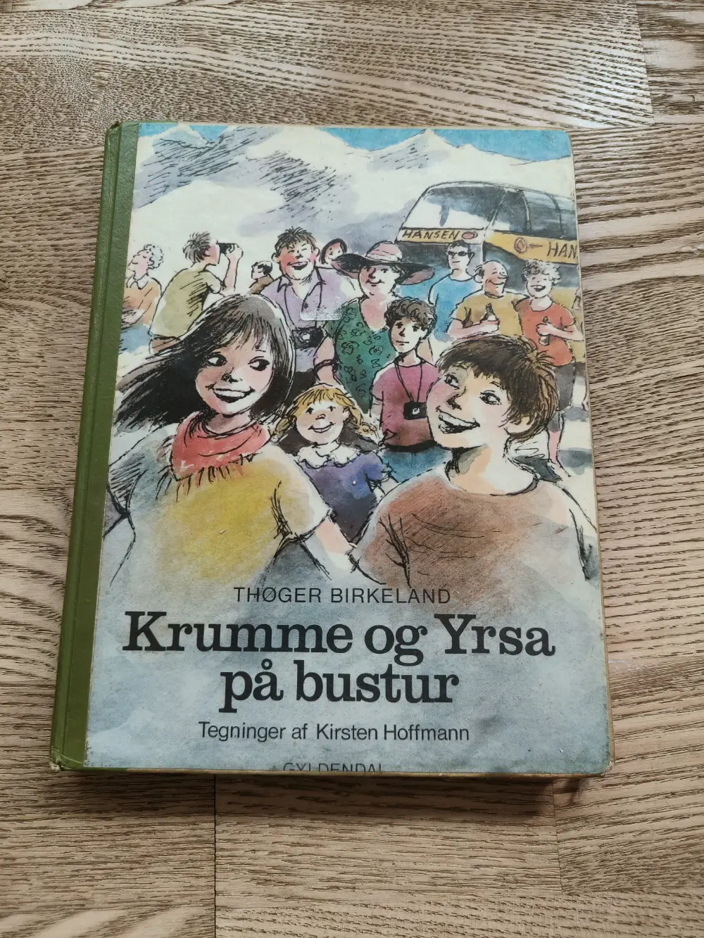 krumme og Yrsa på bustur Bog